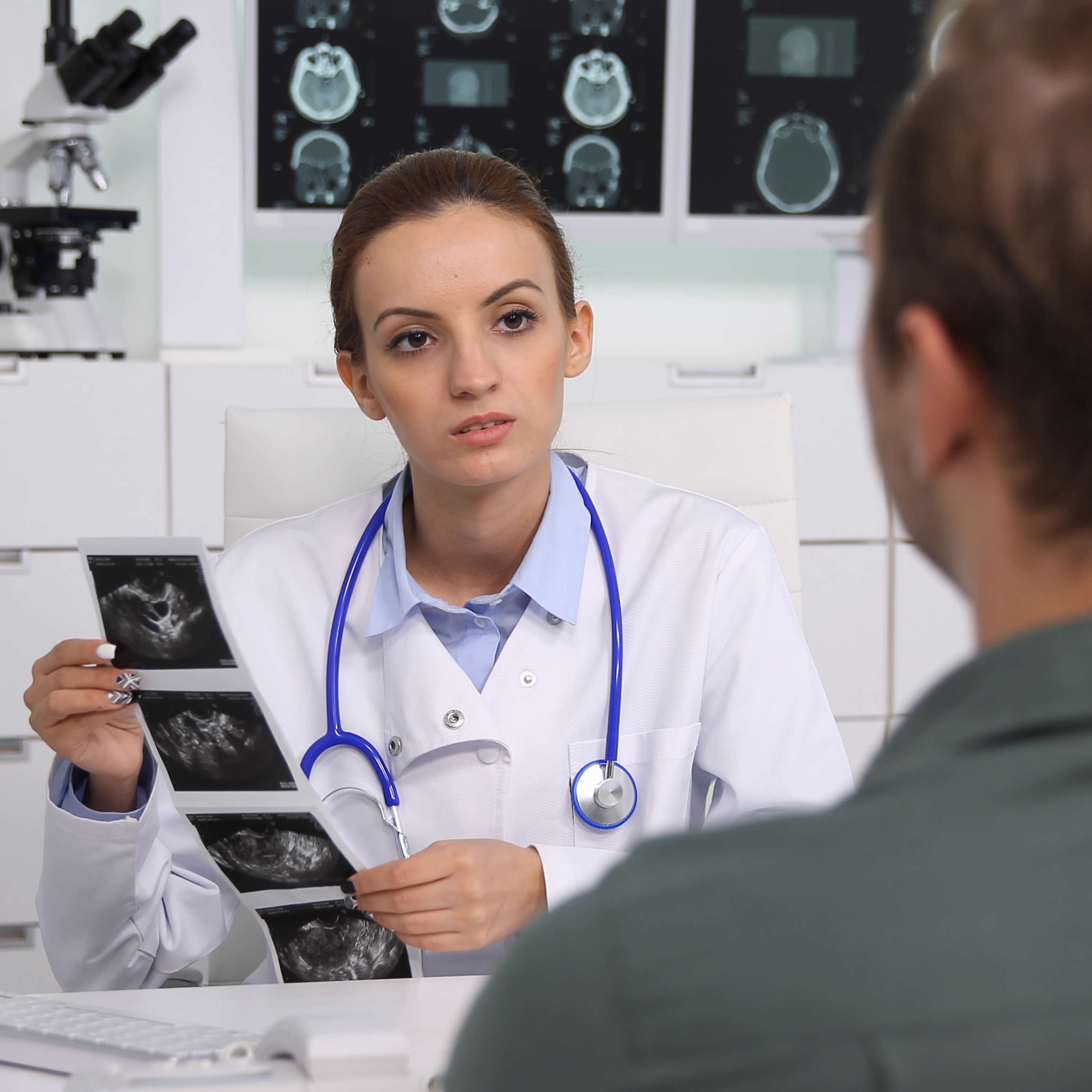 medico che mostra al paziente ecografia