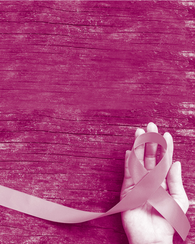 Mano che regge un fiocco rosa su sfondo fucsia