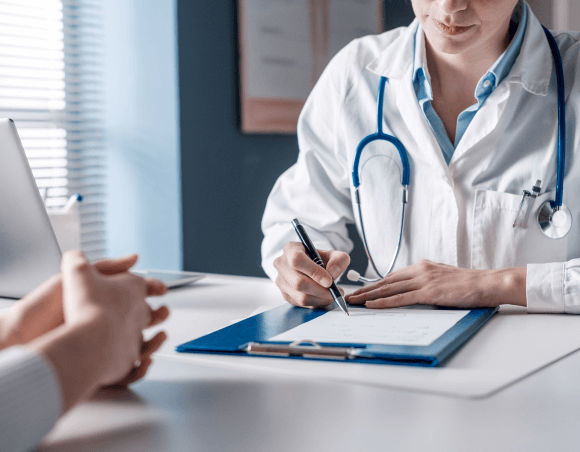 Medico che scrive la terapia