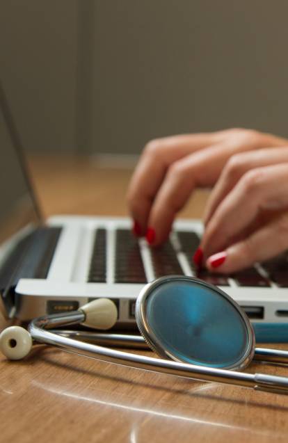 Medico che scrive al computer