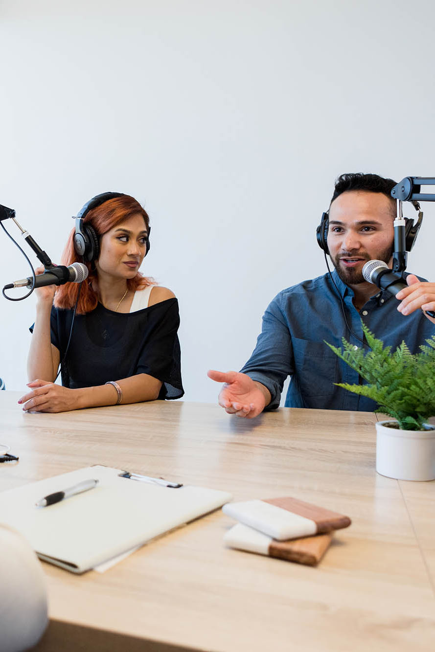 Due persone che registrano il podcast