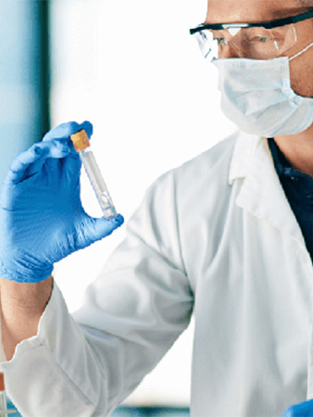 Medico che analizza provetta