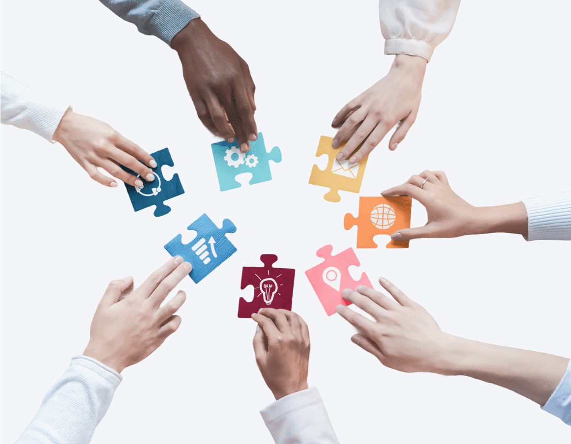 Tante mani che uniscono pezzi di puzzle