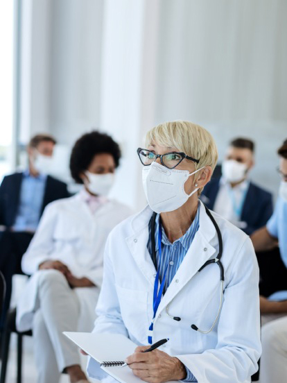Medico che prende appunti 