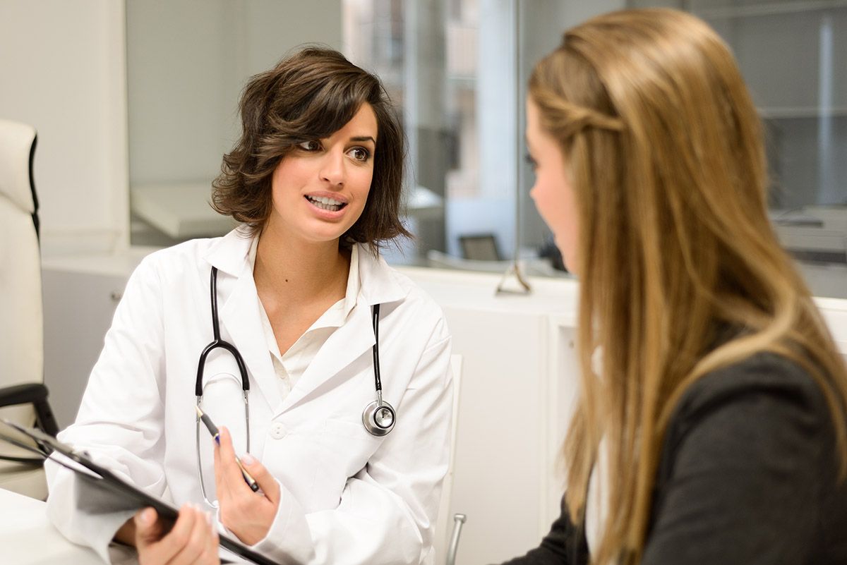 Medico e giovane paziente parlano della prognosi