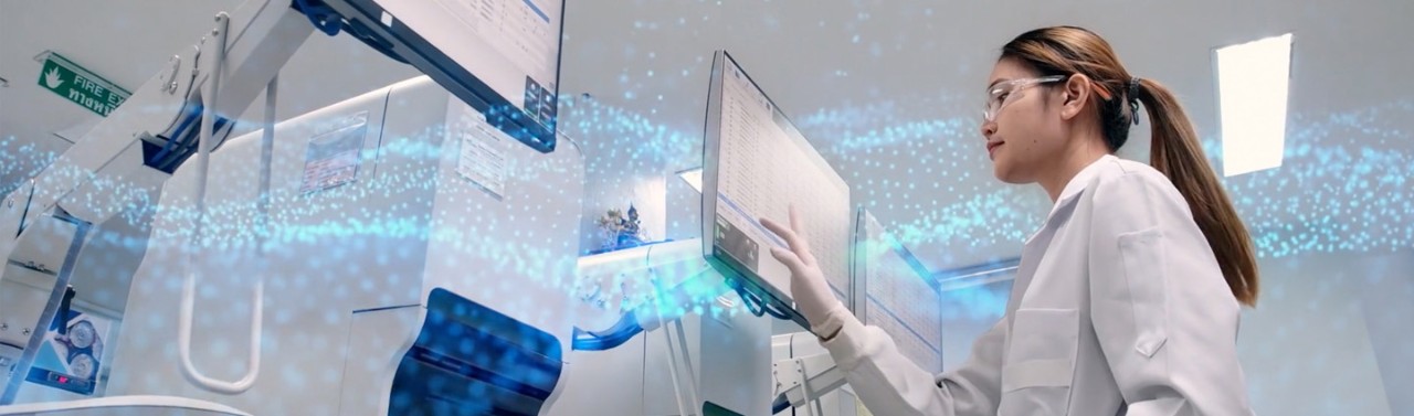 medico che controlla dei dati su uno schermo