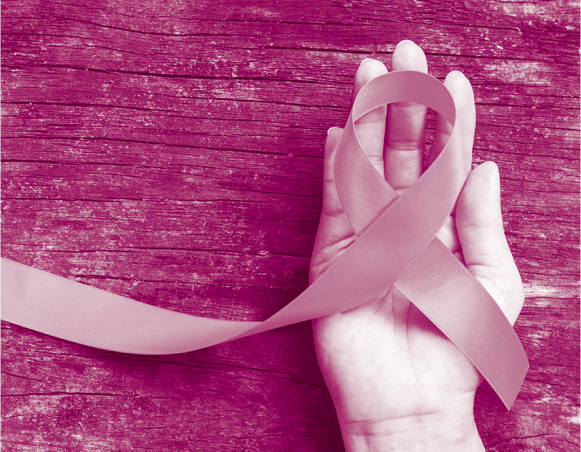 Mano che regge un fiocco rosa su sfondo magenta