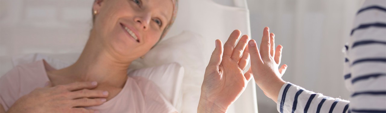 Due persone che si danno la mano