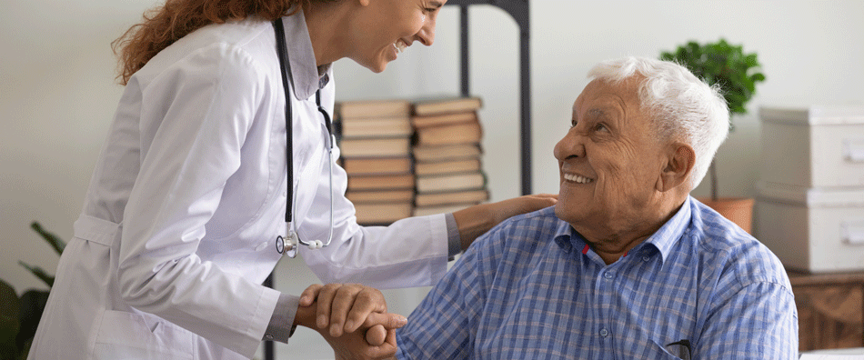 Anziano che viene confortato dal medico