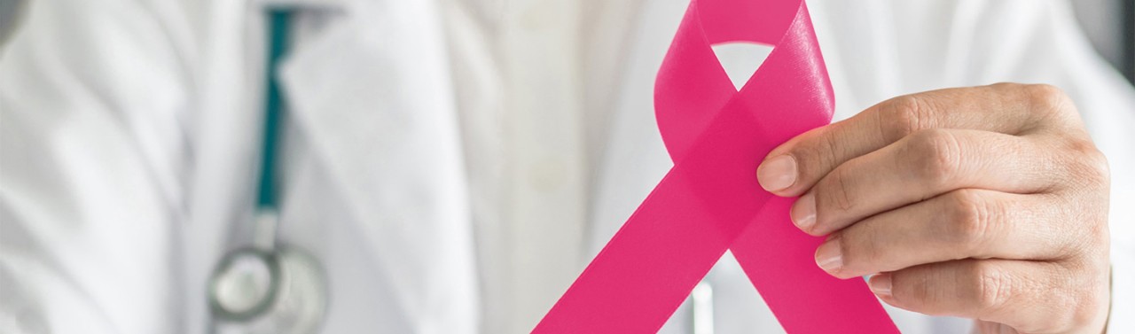 Medico che tiene in mano il fiocco rosa