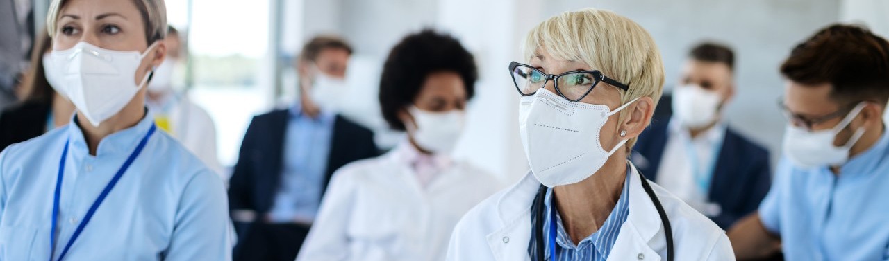 Medico che prende appunti 