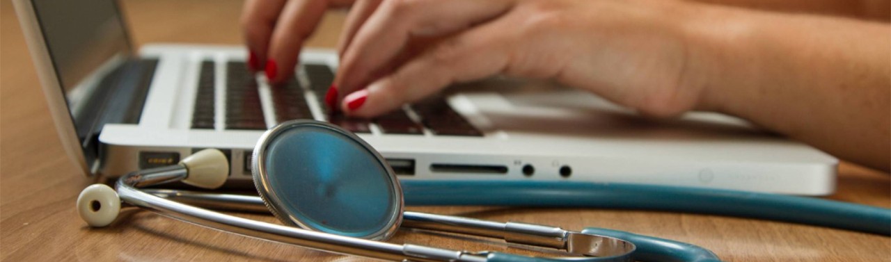 Medico che scrive al computer