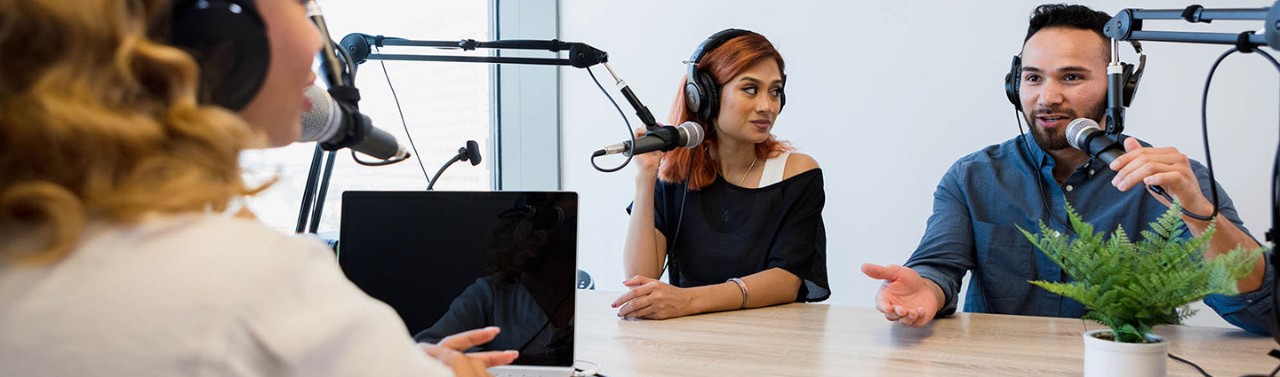 Tre persone che registrano il podcast