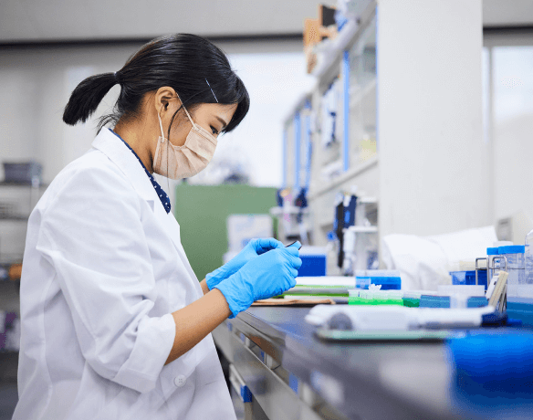 Ricercatrice in laboratorio